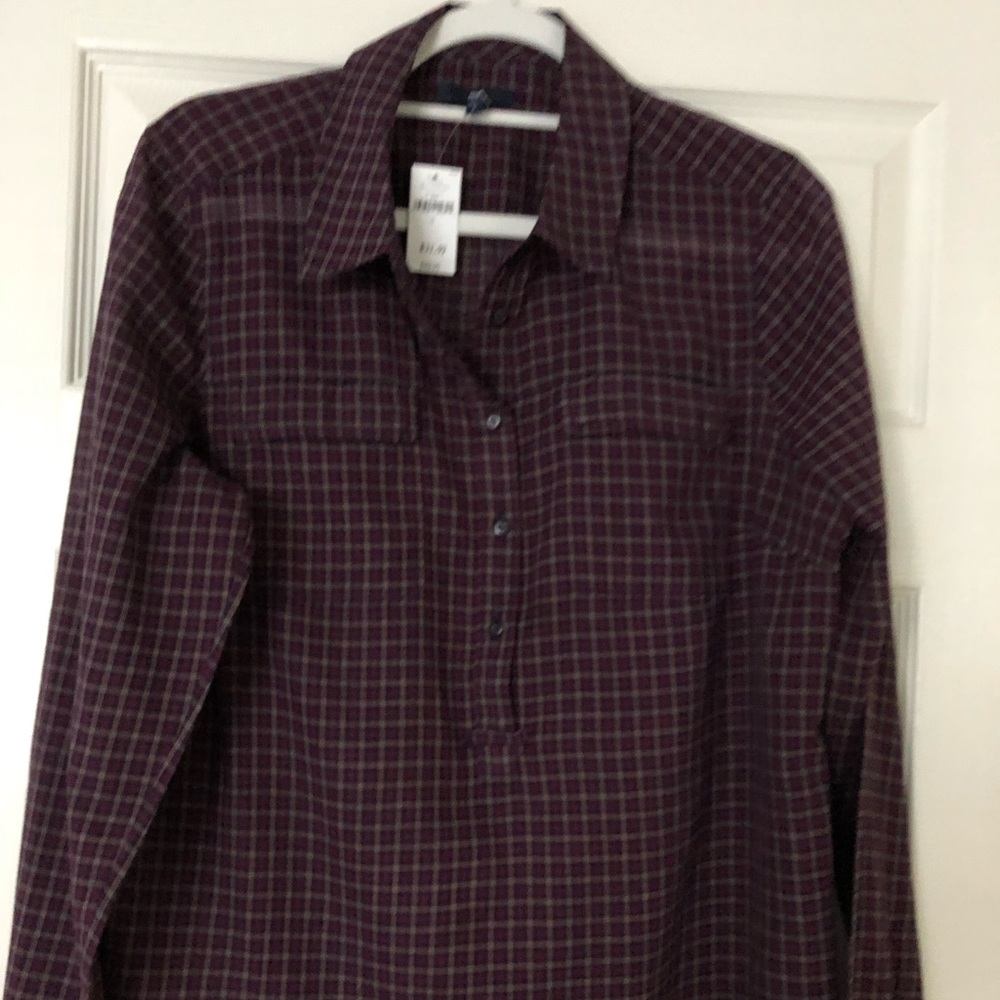 Easy fit front/fitted back with darts, handkerchief fabric shirt